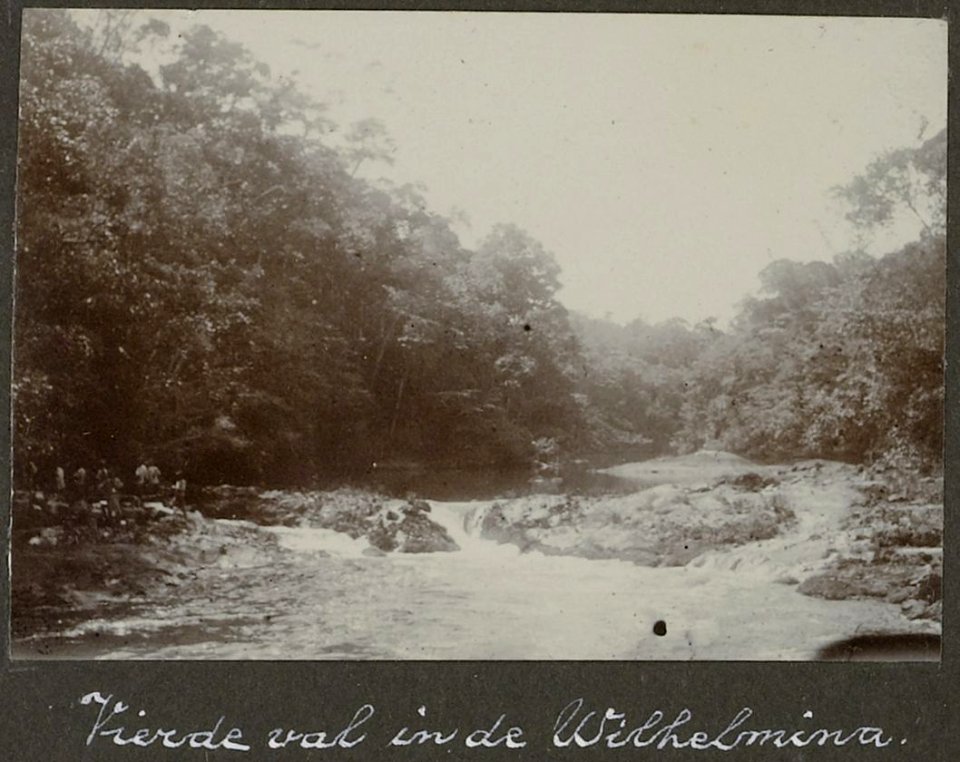 Collectie NMvWereldculturen, RV-A102-1-78, 'Vierde val in de Wilhelmina'. Foto- G.M. Versteeg, 1903-1904