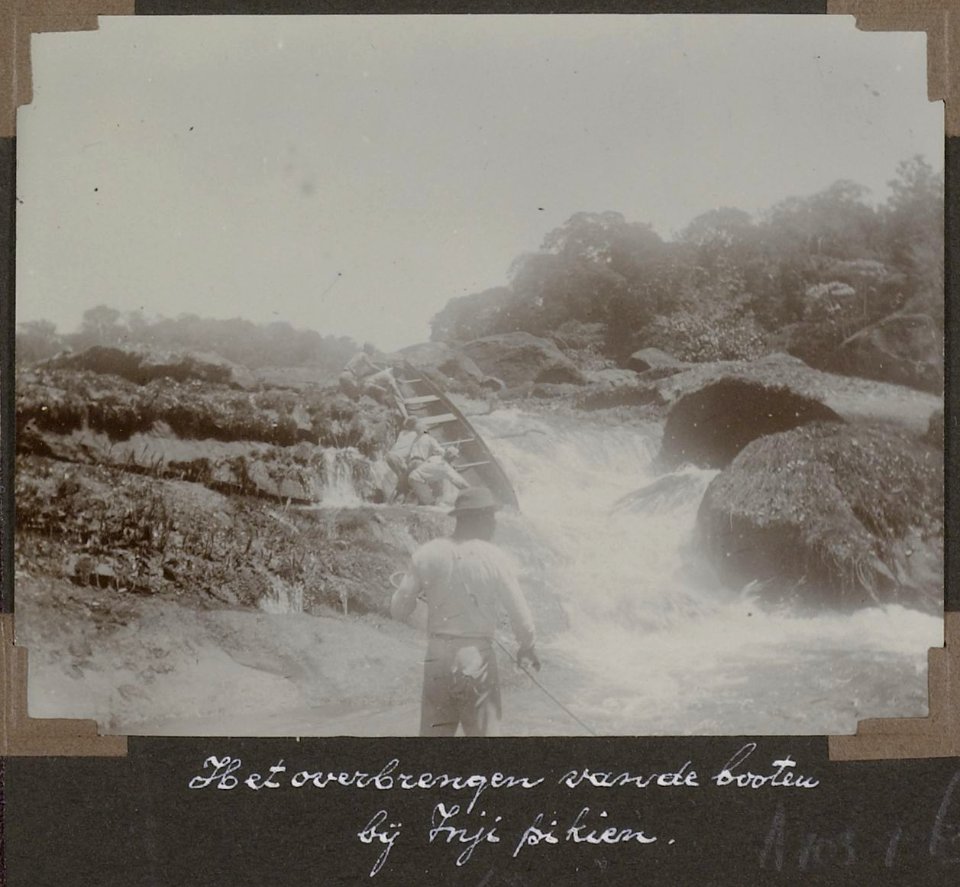 Collectie NMvWereldculturen, RV-A103-1-63, 'Het overbrengen van de booten bij Ingie Pikien'. Foto- G.M. Versteeg, 1904