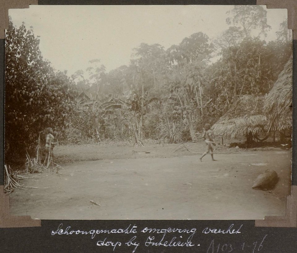 Collectie NMvWereldculturen, RV-A103-1-76, 'Schoongemaakte omgeving van het dorp bij Inteliwa'. Foto- G.M. Versteeg, 1904