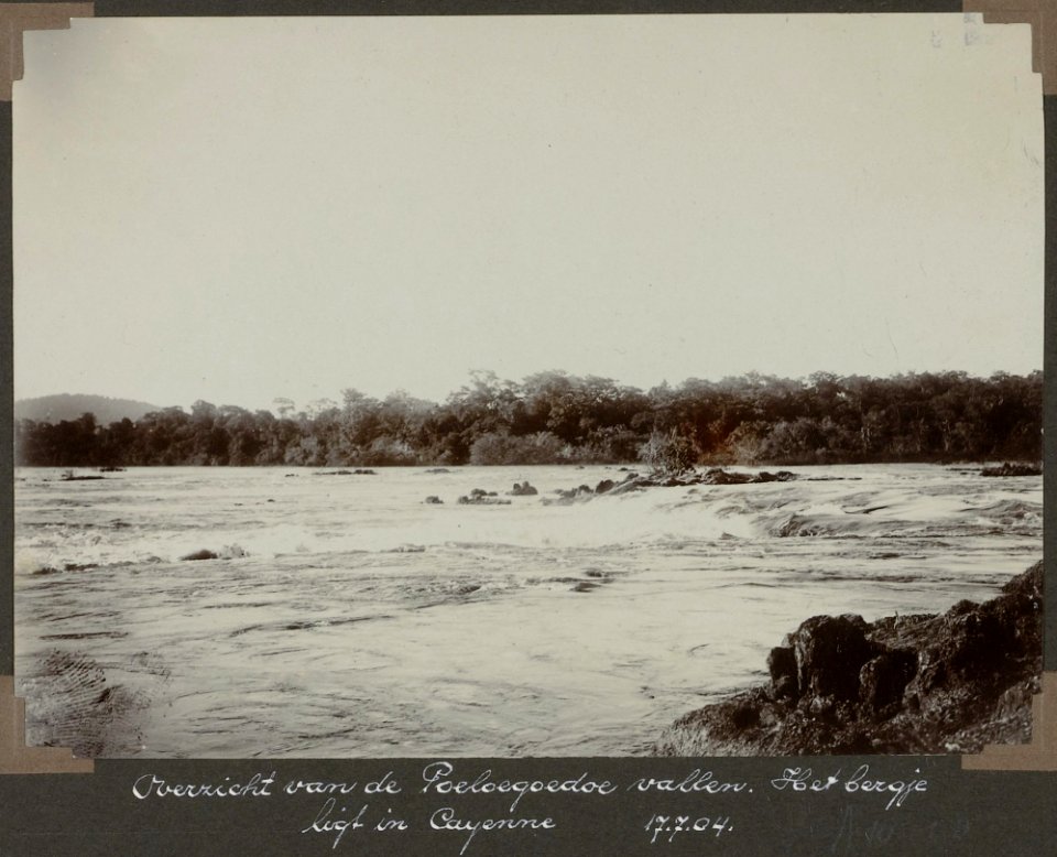 Collectie NMvWereldculturen, RV-A103-1-8, 'Overzicht van de Poeloegoedoe vallen. Het bergje ligt in Cayenne. (17 Juli 1904)'. Foto- G.M. Versteeg, 17 juli 1904