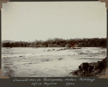 Collectie NMvWereldculturen, RV-A103-1-8, 'Overzicht van de Poeloegoedoe vallen. Het bergje ligt in Cayenne. (17 Juli 1904)'. Foto- G.M. Versteeg, 17 juli 1904