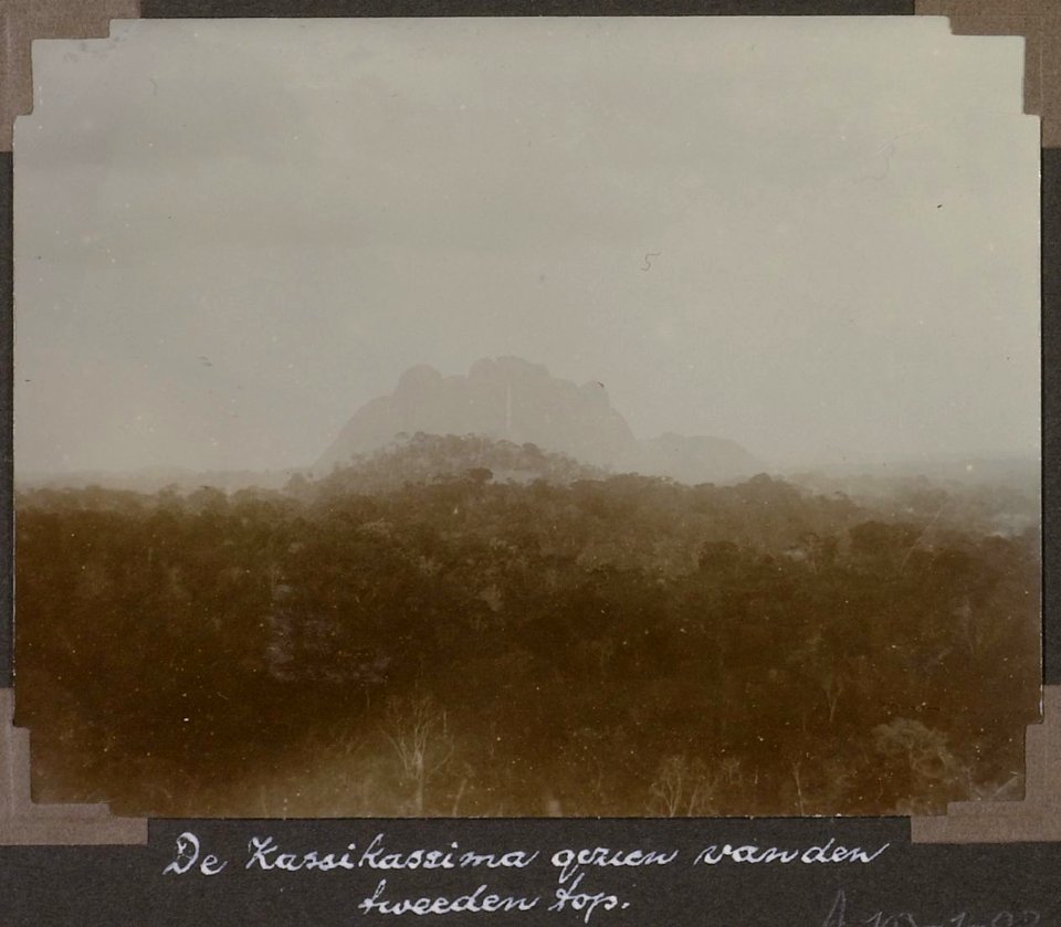 Collectie NMvWereldculturen, RV-A103-1-93, 'De Kassikassima gezien van den tweeden top'. Foto- G.M. Versteeg, 1904