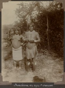 Collectie NMvWereldculturen, RV-A103-1-70, 'Inteliwa en zijn 1e vrouw'. Foto- G.M. Versteeg, 1904