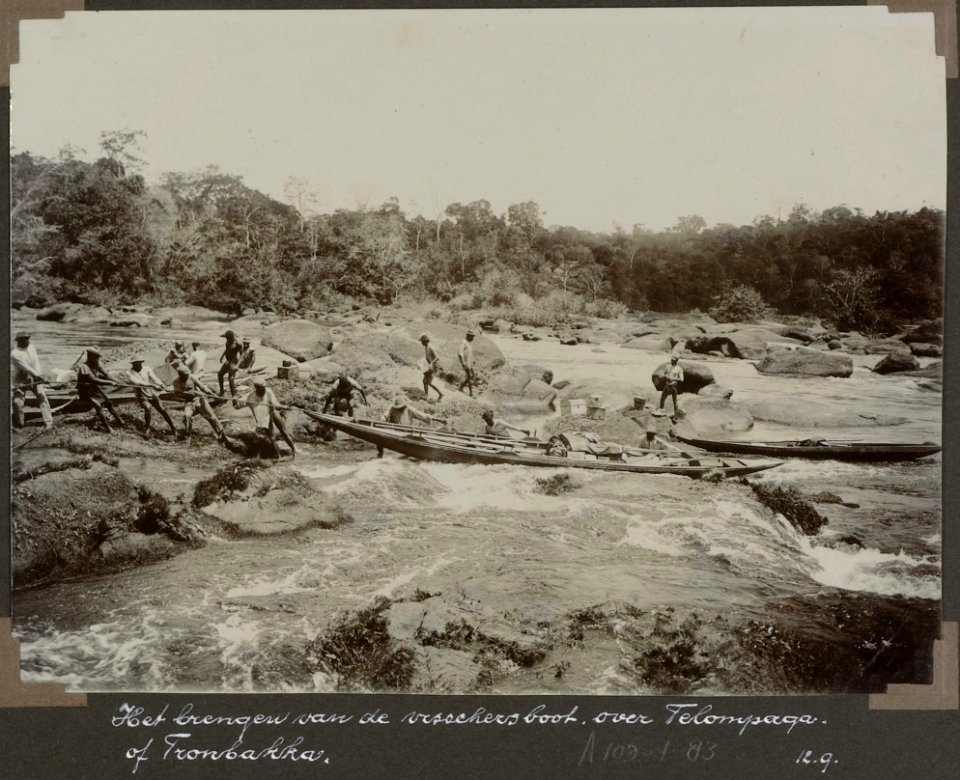 Collectie NMvWereldculturen, RV-A103-1-83, 'Het brengen van de visschersboot over Telompaga of Tronbakka'. Foto- G.M. Versteeg, 12 september 1904