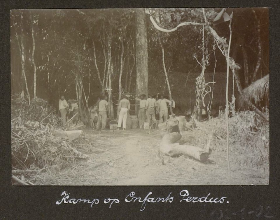 Collectie NMvWereldculturen, RV-A102-1-92, 'Kamp op Enfants Perdus'. Foto- G.M. Versteeg, 1903-1904