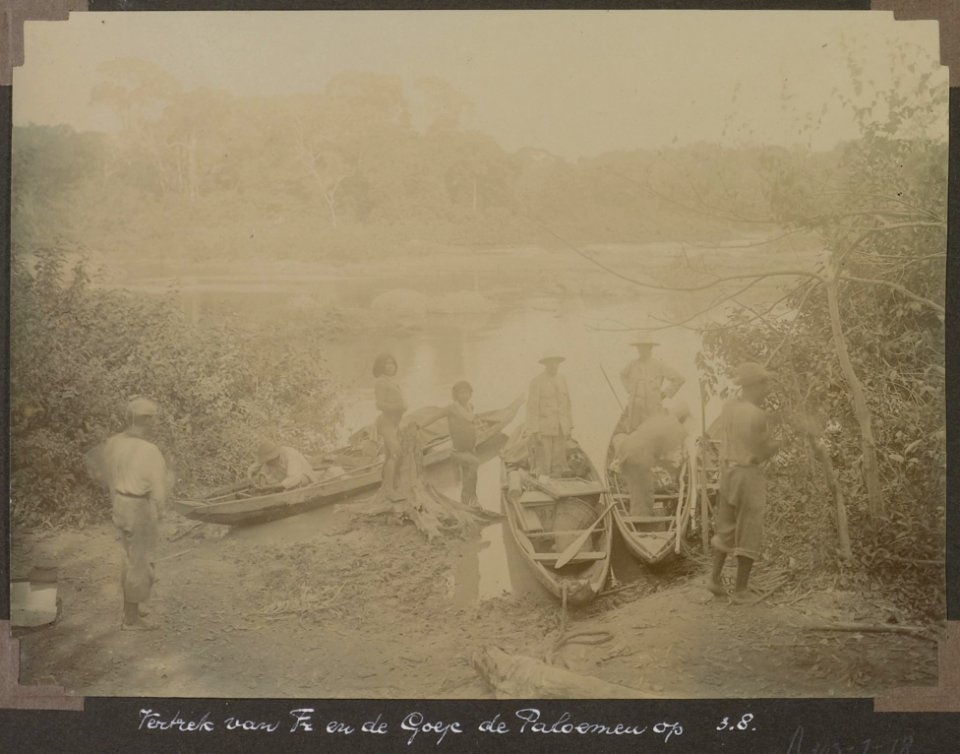 Collectie NMvWereldculturen, RV-A103-1-78, 'Vertrek van A. Franssen Herderschee en C.H. de Goeje de Paloemeu op'. Foto- G.M. Versteeg, 3 augustus 1904
