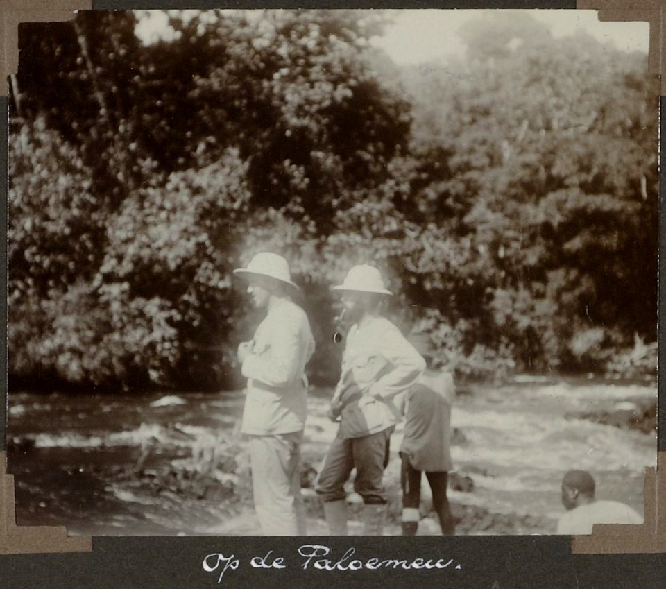 Collectie NMvWereldculturen, RV-A103-1-90, 'Op de Paloemeu'. Foto- G.M. Versteeg, 1904