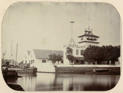 Collectie NMvWereldculturen, RV-A111-3-21, Foto, 'De werf te Batavia met tijdsein', fotograaf Woodbury & Page, 1874-1875