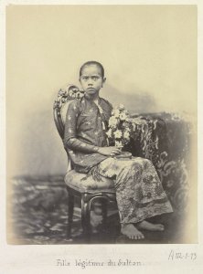 Collectie NMvWereldculturen, RV-A112-1-13, Foto, 'Een wettige dochter van Hamangkoe Boewono VI, de sultan van Yogyakarta (1855-1877)', fotograaf Woodbury & Page, ca. 1875
