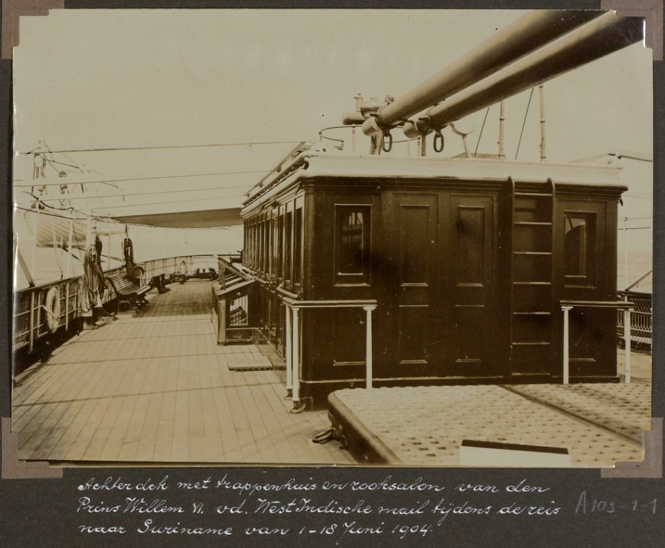 Collectie NMvWereldculturen, RV-A103-1-1, 'Achterdek met trappenhuis en rooksalon van den Prins Willem VI van de West Indische mail tijdens de reis naar Suriname van 1 - 18 Juni 1904'. Foto- G.M. Versteeg, 1904