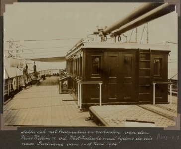 Collectie NMvWereldculturen, RV-A103-1-1, 'Achterdek met trappenhuis en rooksalon van den Prins Willem VI van de West Indische mail tijdens de reis naar Suriname van 1 - 18 Juni 1904'. Foto- G.M. Versteeg, 1904
