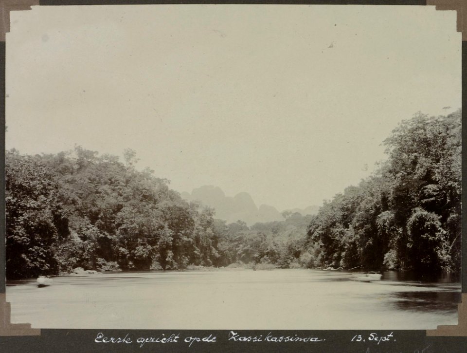 Collectie NMvWereldculturen, RV-A103-1-85, 'Eerste gezicht op de Kassikassima'. Foto- G.M. Versteeg, 13 september 1904