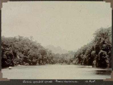 Collectie NMvWereldculturen, RV-A103-1-85, 'Eerste gezicht op de Kassikassima'. Foto- G.M. Versteeg, 13 september 1904