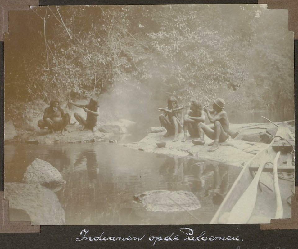 Collectie NMvWereldculturen, RV-A103-1-89, 'Indianen op de Paloemeu'. Foto- G.M. Versteeg, 1904