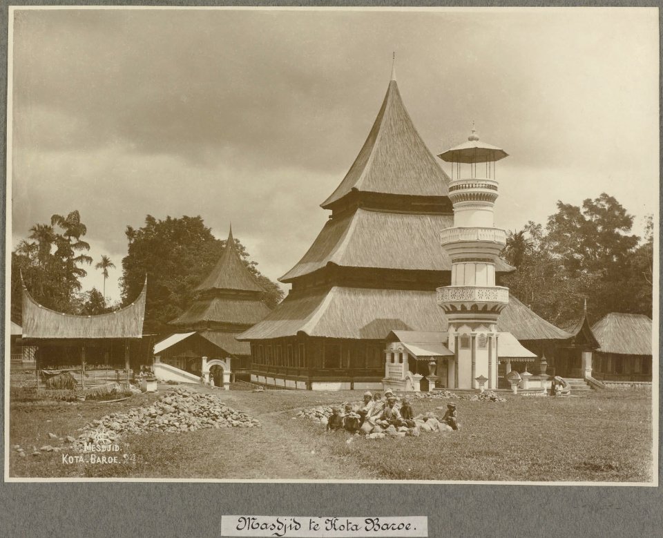 Collectie NMvWereldculturen, RV-A106-1-3, Foto- 'De mesdjid in Kota-Baroe op West-Sumatra', fotograaf C.B. Nieuwenhuis, ca. 1918