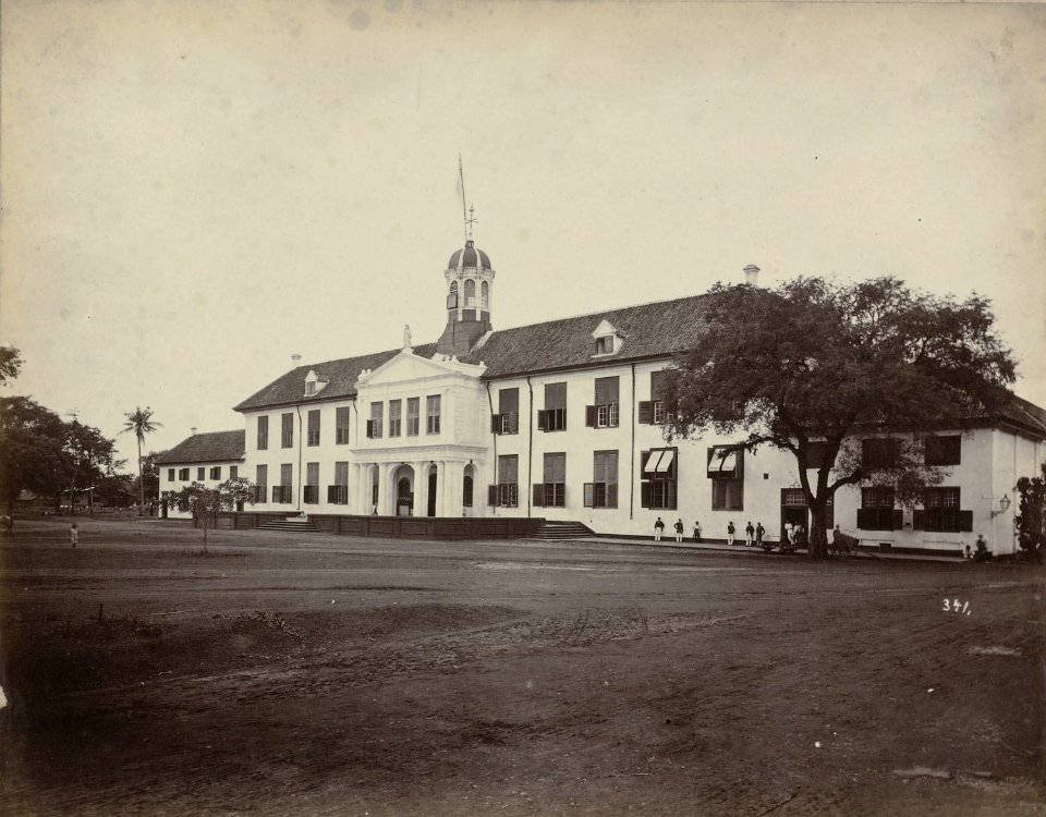 Collectie NMvWereldculturen, RV-A111-3-22, Foto, 'Het stadhuis te Batavia', fotograaf Woodbury & Page, 1874-1875