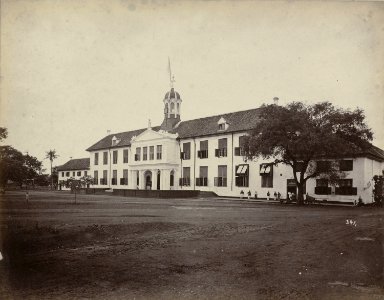 Collectie NMvWereldculturen, RV-A111-3-22, Foto, 'Het stadhuis te Batavia', fotograaf Woodbury & Page, 1874-1875