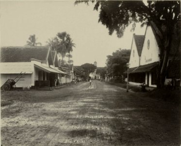 Collectie NMvWereldculturen, RV-A121-1-25, Foto, 'Stadhuis van Batavia met het tramspoor', fotograaf Woodbury & Page, ca. 1900