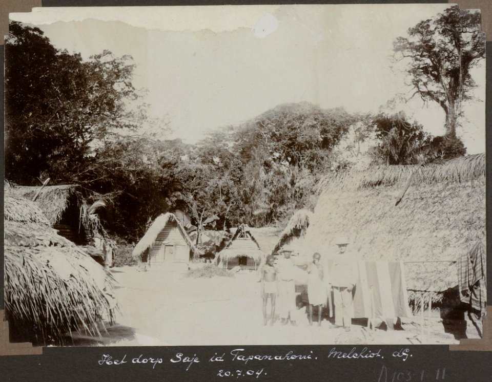 Collectie NMvWereldculturen, RV-A103-1-11, 'Heel dorp Saje in de Tapanahoni. Melchiot, C.H. de Goeje (20 Juli 1904)'. Foto- G.M. Versteeg, 20 juli 1904