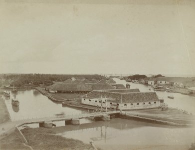 Collectie NMvWereldculturen, RV-A131-32, Foto, 'De rede van Batavia, de Kali Besar en de Kleine Boom met de Hoenderpasarbrug en pakhuizen', fotograaf Woodbury & Page, ca. 1875