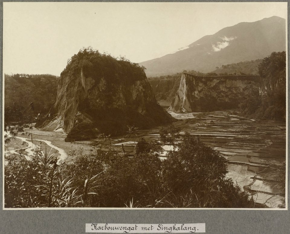 Collectie NMvWereldculturen, RV-A106-1-11, Foto- 'Het Karbouwengat bij Fort de Kock aan Sumatra's westkust met op de achtergrond de Singkalang', fotograaf C.B. Nieuwenhuis, ca. 1918