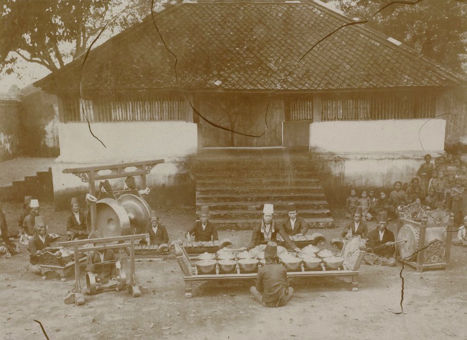 Collectie NMvWereldculturen, RV-A142-1-1, Foto, 'Het bespelen van de Gamelan Sekati bij de viering van de Garebeg in de Kraton van Yogyakarta', fotograaf K. (Kassian) Céphas, 1888