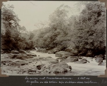 Collectie NMvWereldculturen, RV-A103-1-117, 'De rivier met Marakanakoewoe De gaten in de rotsen zijn ontstaan door rolstenen'. Foto- G.M. Versteeg, 2 oktober 1904
