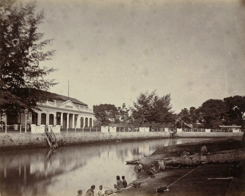 Collectie NMvWereldculturen, RV-A111-3-24, Foto, 'De voorstad Weltevreden in Batavia met links sociëteit De Harmonie', fotograaf Woodbury & Page, 1874-1875