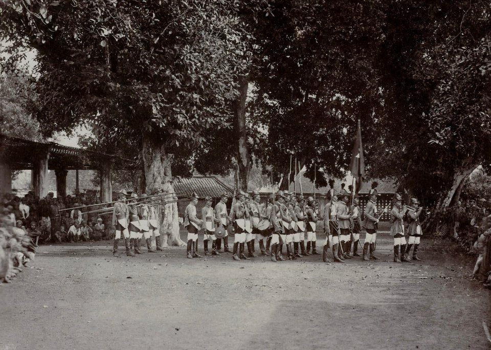 Collectie NMvWereldculturen, RV-A142-1-18, Foto, 'Het korps Ketanggoeng van de Kraton van Yogyakarta in de optocht ter gelegenheid van Garebeg', fotograaf K. (Kassian) Céphas, 1888