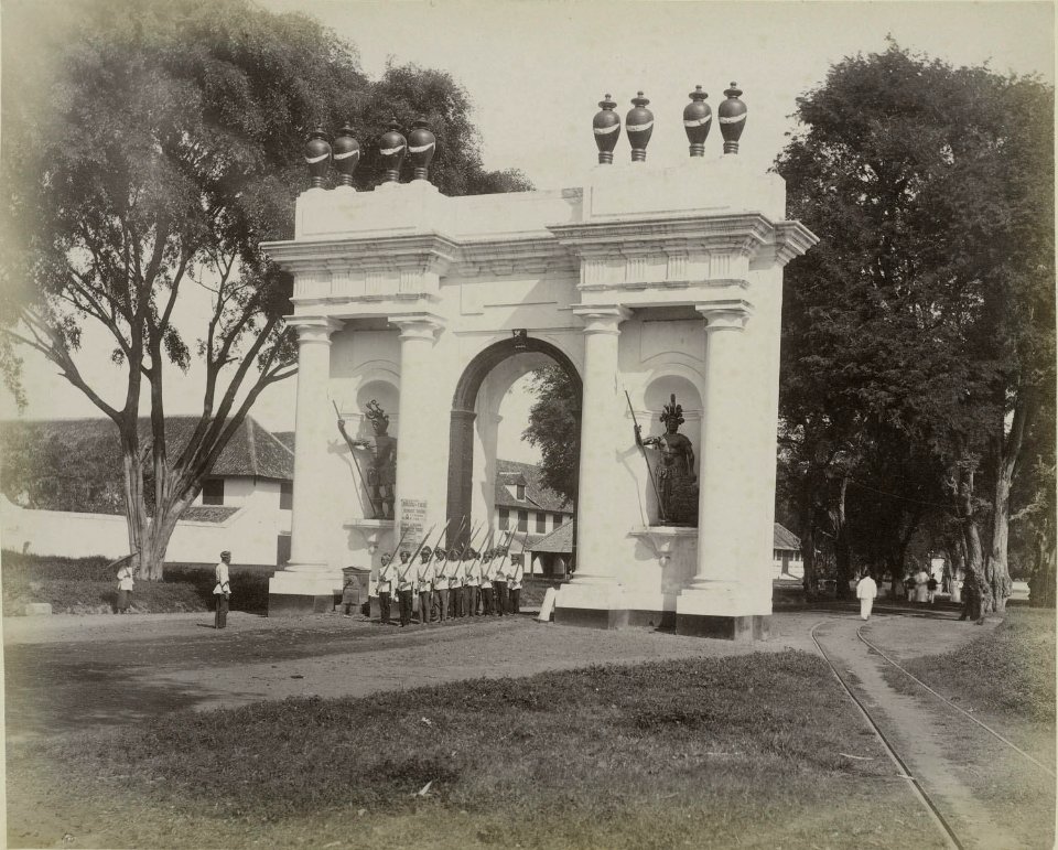 Collectie NMvWereldculturen, RV-A121-1-26, Foto, 'De Amsterdamse poort te Batavia', fotograaf Woodbury & Page, ca. 1900