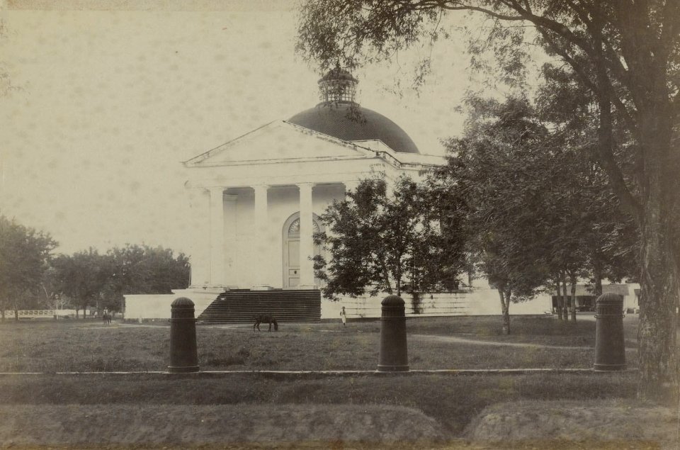 Collectie NMvWereldculturen, RV-A131-37, Foto, 'De protestantse Willemskerk aan het Koningsplein in Batavia', fotograaf Woodbury & Page, ca. 1870