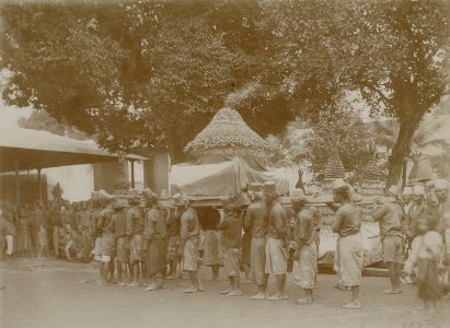 Collectie NMvWereldculturen, RV-A142-1-25, Foto, 'Vrouwelijke goenoengan met brandende wierook gedragen ter gelegenheid van Garebeg', fotograaf K. (Kassian) Céphas, 1888