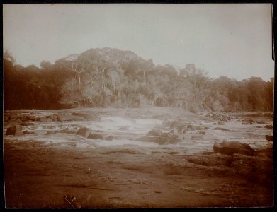 Collectie NMvWereldculturen, RV-A116-52 'Stroomversnelling in een rivier in Suriname'