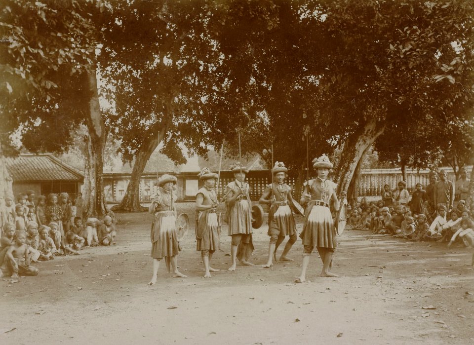 Collectie NMvWereldculturen, RV-A142-1-10, Foto, 'De Pradjoerits Soemoatmodjo in de Kraton van Yogyakarta tijdens de Garebeg-feesten', fotograaf K. (Kassian) Céphas, 1888
