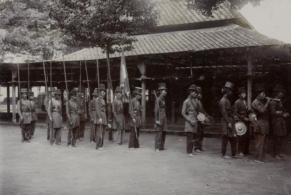 Collectie NMvWereldculturen, RV-A142-1-5, Foto, 'De Pradjoerits Boegis in de Kraton van Yogyakarta tijdens de Garebeg-feesten', fotograaf K. (Kassian) Céphas, 1888