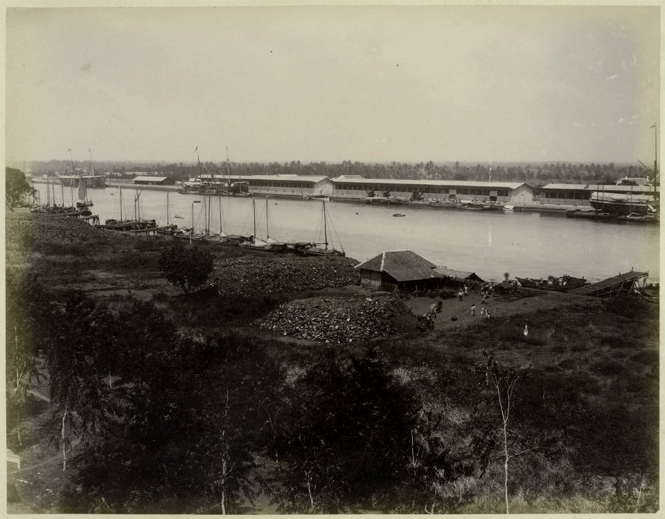 Collectie NMvWereldculturen, RV-A121-1-24, Foto, 'Kade en haven van Tjandjong Priok te Batavia', fotograaf Woodbury & Page, ca. 1900