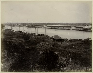 Collectie NMvWereldculturen, RV-A121-1-24, Foto, 'Kade en haven van Tjandjong Priok te Batavia', fotograaf Woodbury & Page, ca. 1900
