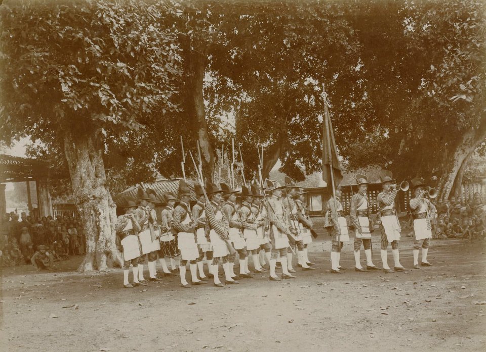 Collectie NMvWereldculturen, RV-A142-1-19, Foto, 'Het korps Manti Djero van de Kraton van Yogyakarta in de optocht ter gelegenheid van Garebeg', fotograaf K. (Kassian) Céphas, 1888