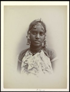 Collectie NMvWereldculturen, RV-A131-45, foto- Portret van een Bengaalse danseres, fotograaf- G.R. Lambert & Co., 1870-1923