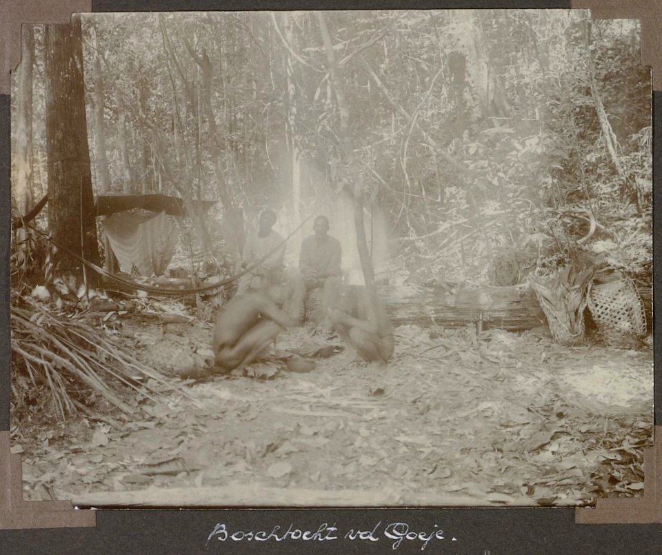 Collectie NMvWereldculturen, RV-A103-1-142, 'Boschtocht van C.H. de Goeje'. Foto- G.M. Versteeg, 1904