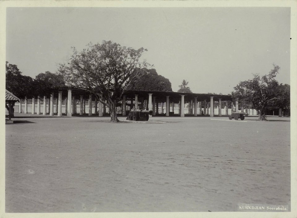 Collectie NMvWereldculturen, RV-A20-238, foto, 'Een vlakte in Yogyakarta met twee opgestelde kanonnen', fotograaf Ohannes Kurkdjian, 1885-1920