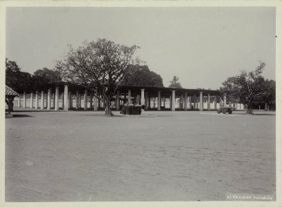 Collectie NMvWereldculturen, RV-A20-238, foto, 'Een vlakte in Yogyakarta met twee opgestelde kanonnen', fotograaf Ohannes Kurkdjian, 1885-1920