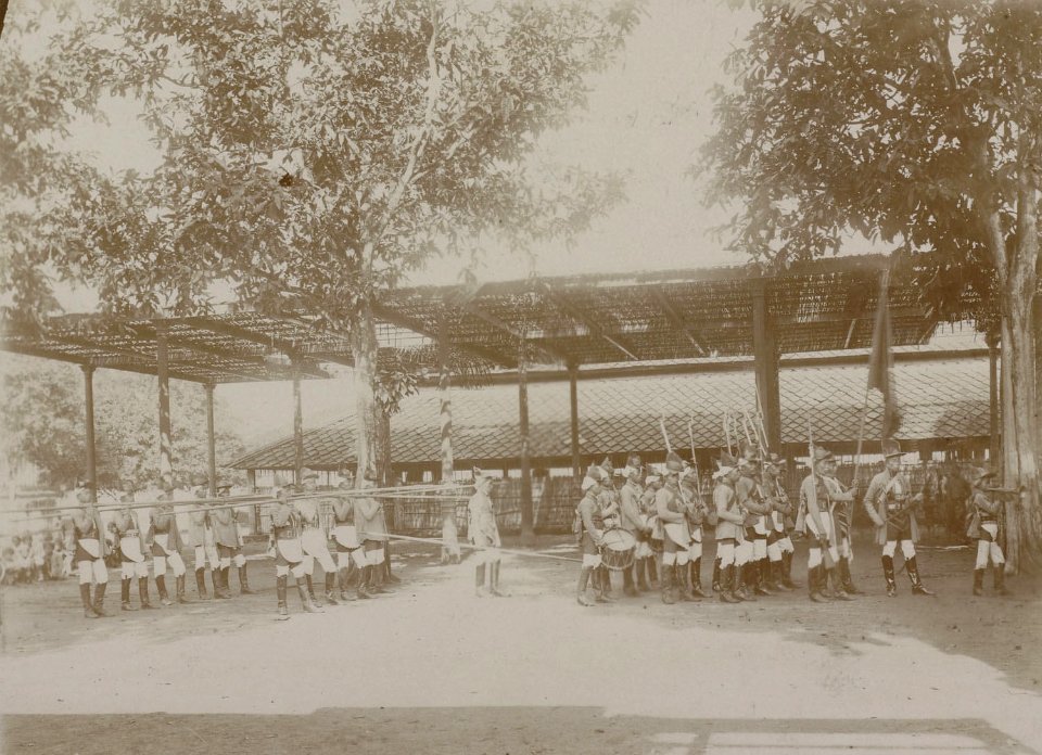 Collectie NMvWereldculturen, RV-A142-1-26, Foto, 'Het korps Patangpoeloeh in de optocht ter gelegenheid van Garebeg', fotograaf K. (Kassian) Céphas, 1888