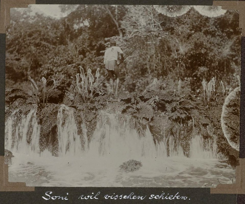 Collectie NMvWereldculturen, RV-A103-1-15, 'Soni wil visschen schieten'. Foto- G.M. Versteeg, 1904