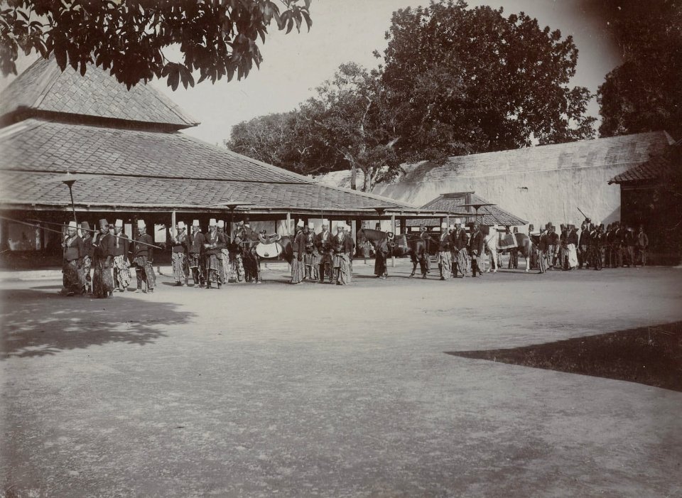 Collectie NMvWereldculturen, RV-A142-1-6, Foto, 'De Praalpaarden in de Kraton van Yogyakarta tijdens de Garebeg-feesten', fotograaf K. (Kassian) Céphas, 1888