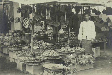 Collectie NMvWereldculturen, RV-A20-36, Foto, 'Vruchtenverkopers in Batavia', fotograaf N.V. Photografisch Atelier Kurkdjian, 1885-1920