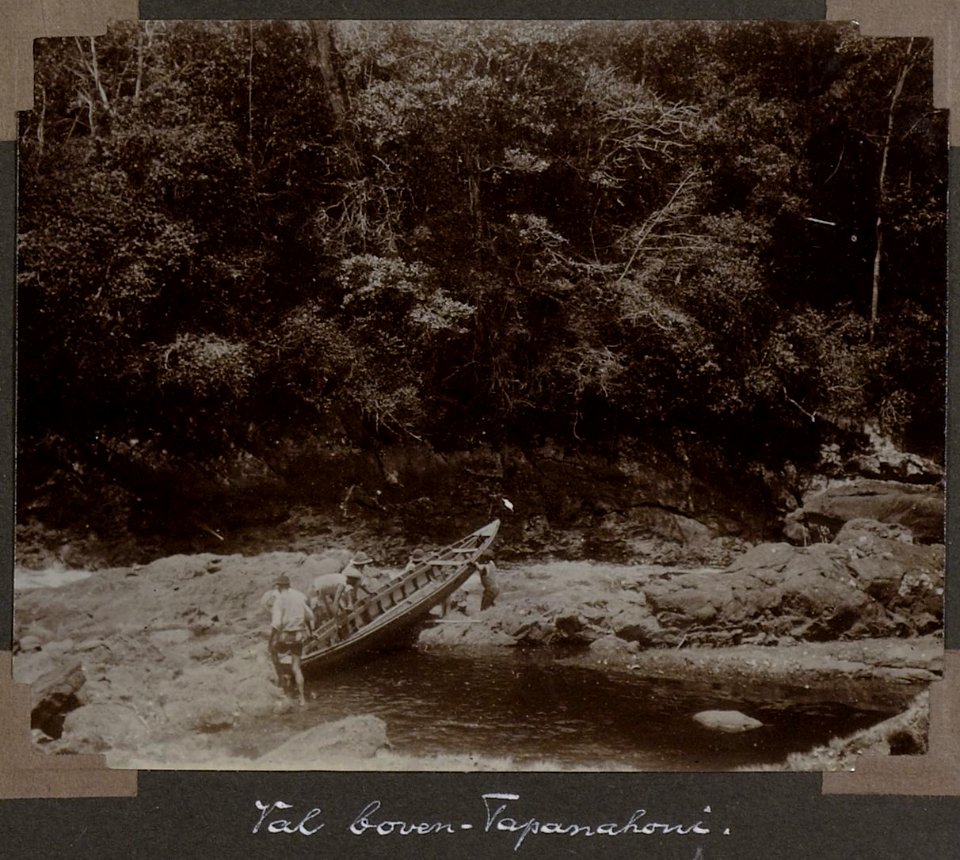 Collectie NMvWereldculturen, RV-A103-1-153, 'Val Boven Tapanahoni'. Foto- G.M. Versteeg, 1904