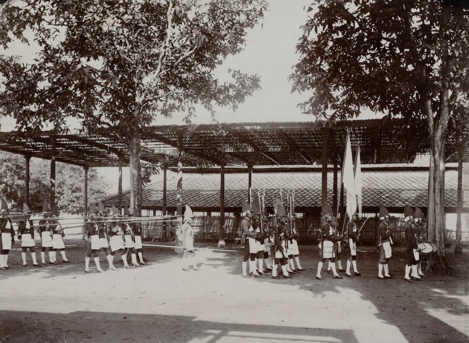 Collectie NMvWereldculturen, RV-A142-1-4, Foto, 'Het korps Wirobrodjo tijdens de Garebeg-feesten in de Kraton van Yogyakarta', fotograaf K. (Kassian) Céphas, 1888
