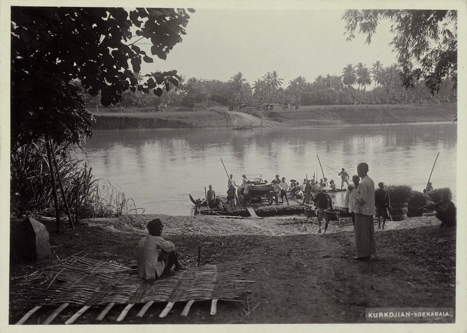 Collectie NMvWereldculturen, RV-A20-239, foto, 'Een veerpont over een rivier in Yogyakarta', fotograaf Ohannes Kurkdjian, 1885-1920