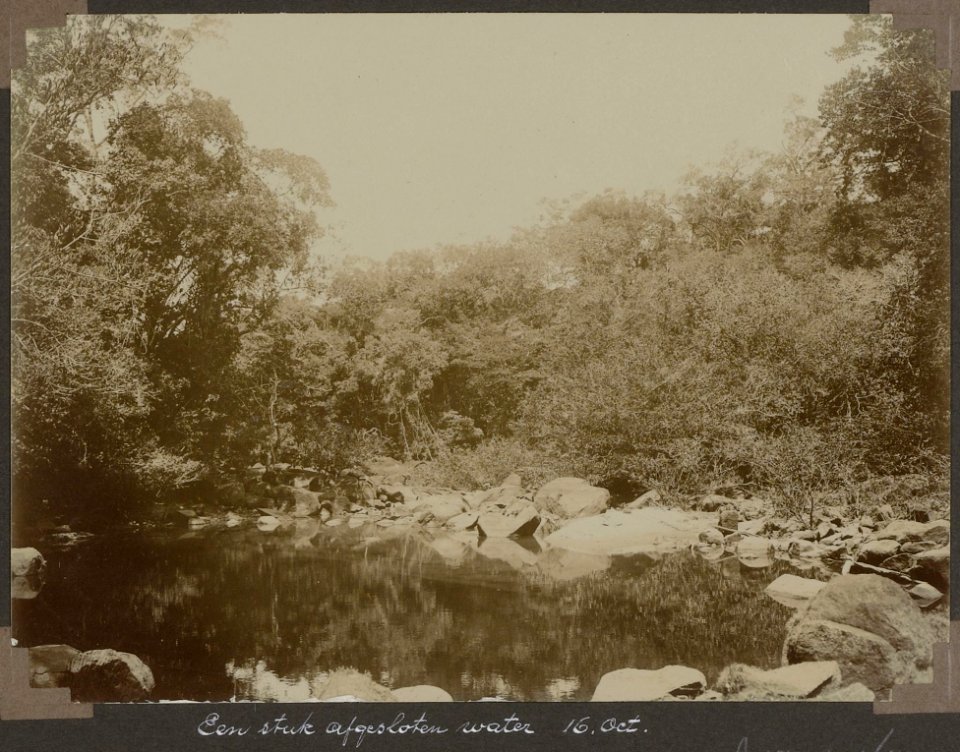 Collectie NMvWereldculturen, RV-A103-1-164, 'Een stuk afgesloten water'. Foto- G.M. Versteeg, 16 oktober 1904